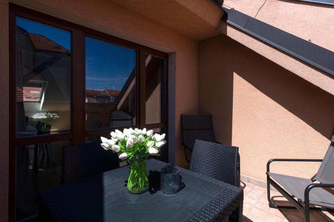 Bohemian Dreams Apartments And Suites By Dwellfort Πράγα Εξωτερικό φωτογραφία